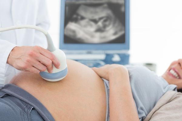 mulher grávida fazendo ultrassom para diagnóstico da síndrome de turner.