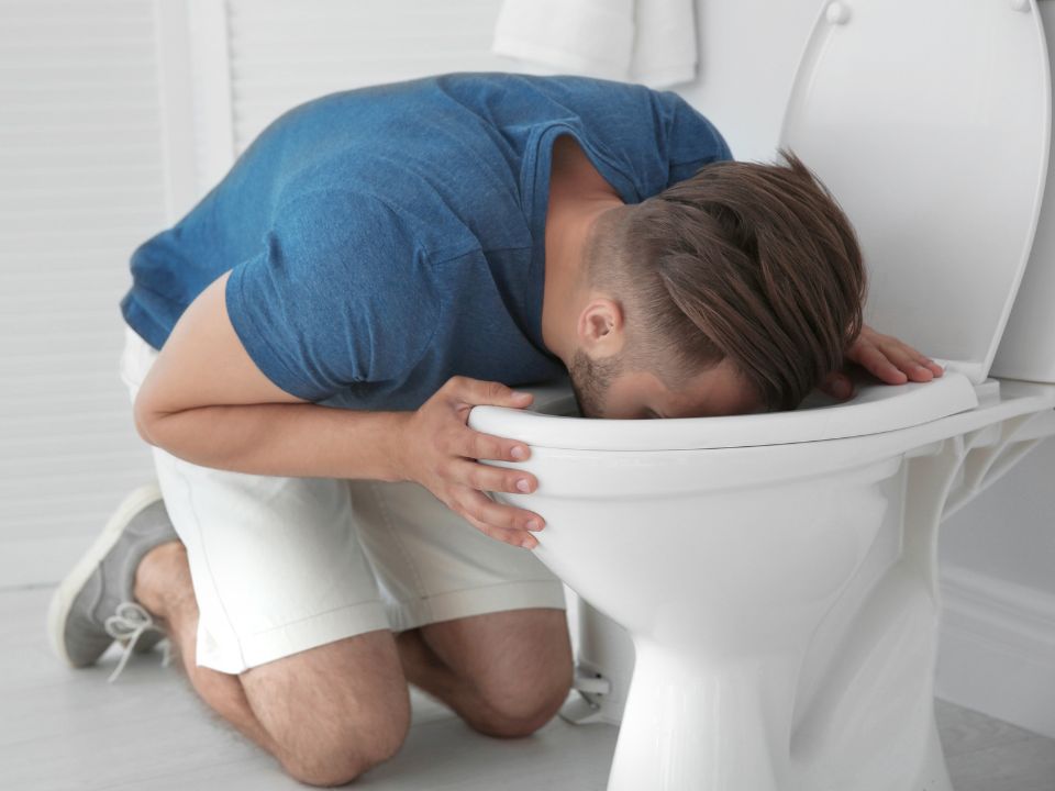 A verdade sobre o vômito: o que ele revela sobre sua saúde? vômito no vaso sanitário por um homem