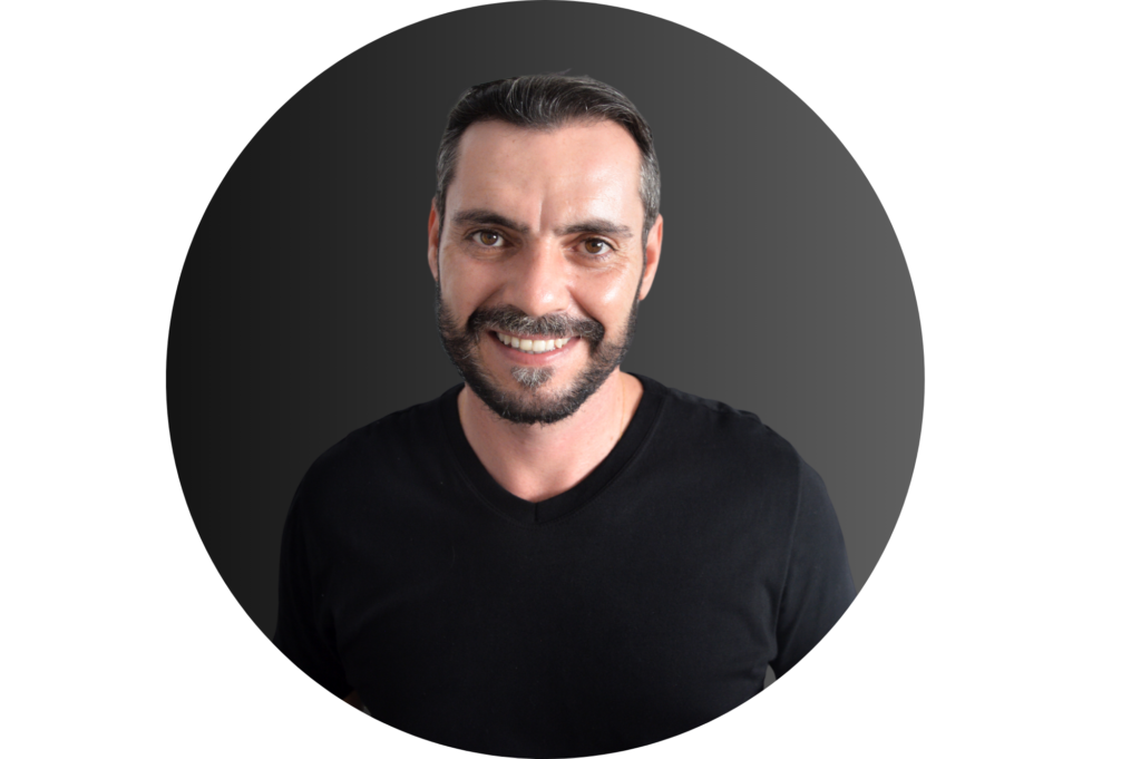 Foto do professor claudio martins de perfil